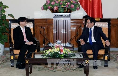 Deputy PM and Foreign Minister Pham Binh Minh received Thai and Filipino Ambassadors - ảnh 1